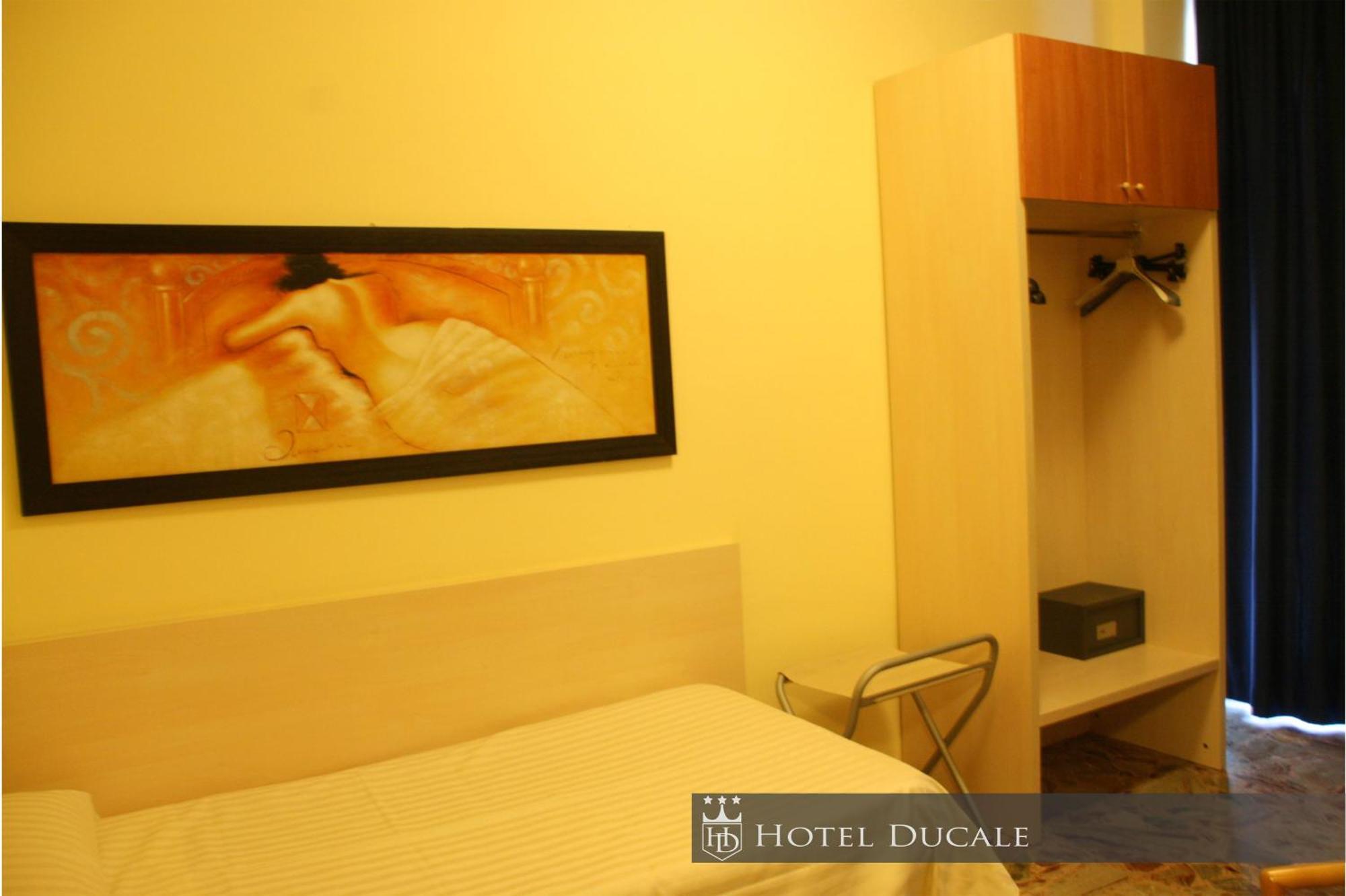 Hotel Ducale Виджевано Екстериор снимка