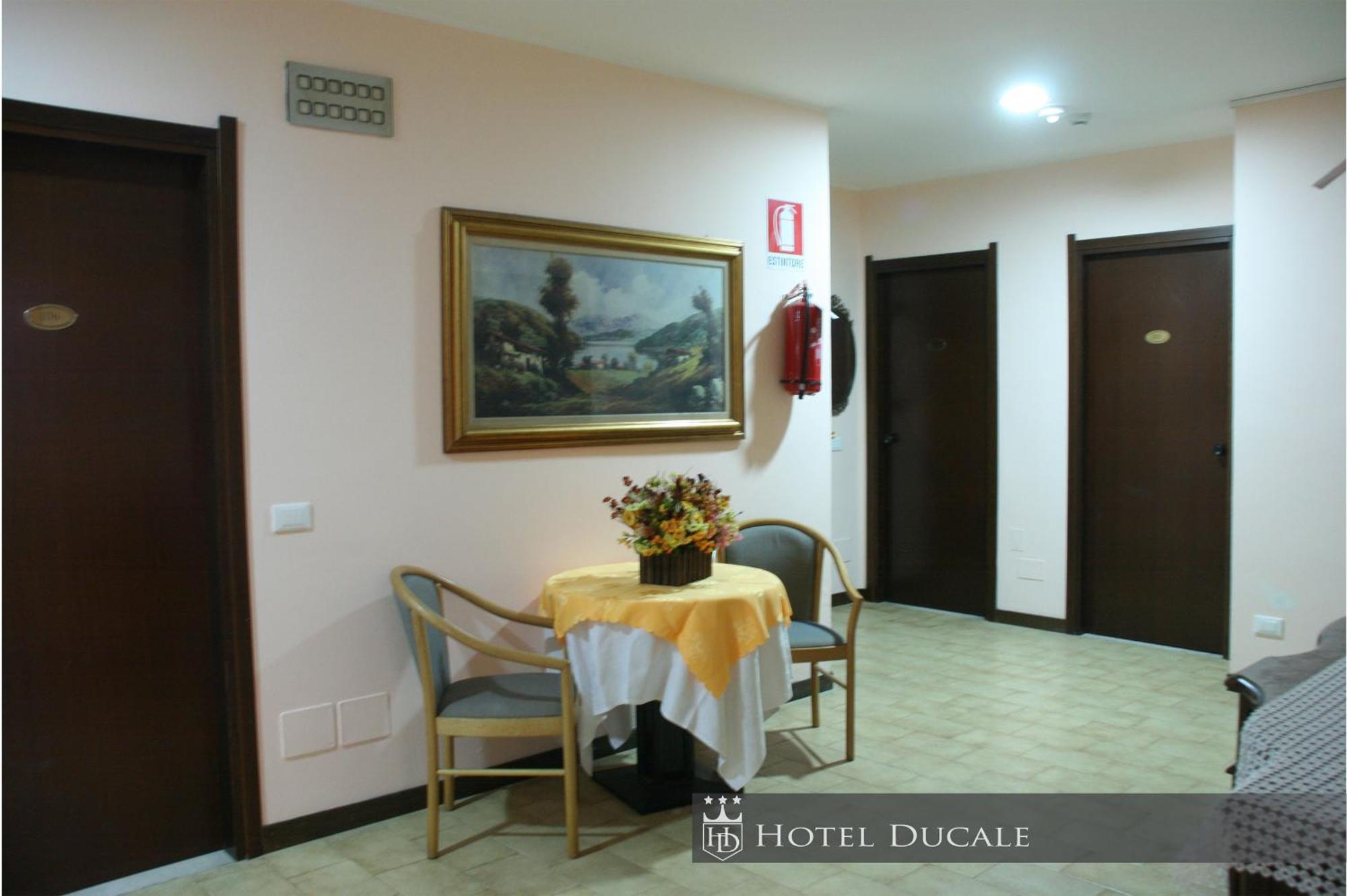 Hotel Ducale Виджевано Екстериор снимка