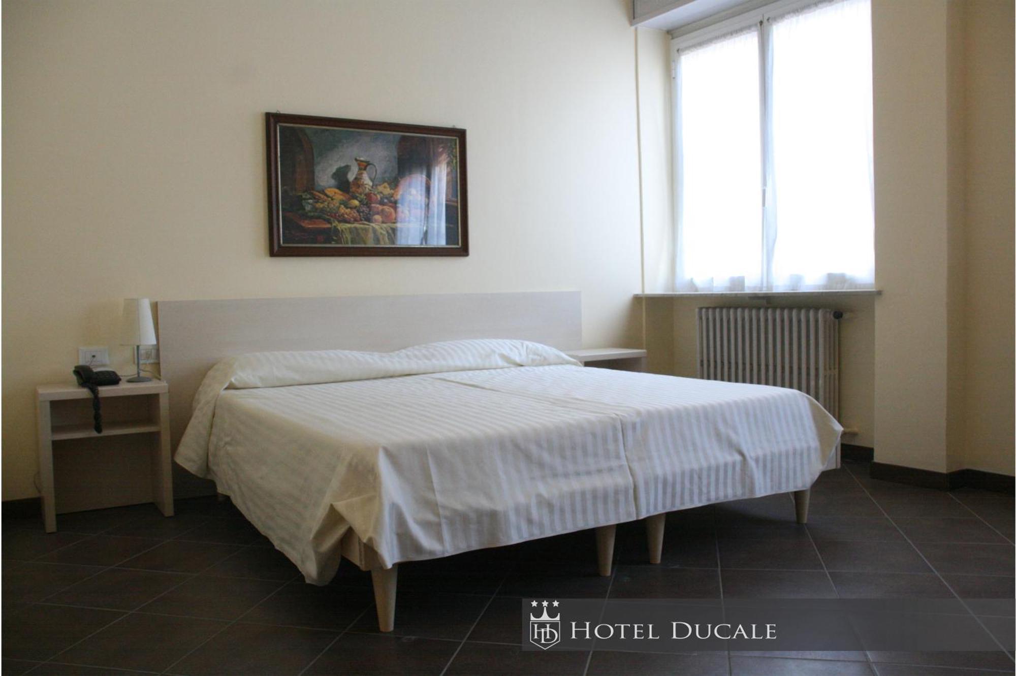 Hotel Ducale Виджевано Екстериор снимка